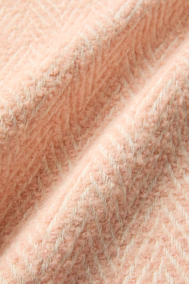 SANABSPE(사납스페) 하이넥 부클 코트는 포근하고 따뜻한 겨울을 위한 필수 아이템입니다. 핑크 컬러의 부클 소재가 사랑스러운 분위기를 연출하며, 오버핏 디자인으로 편안한 착용감을 선사합니다. 하이넥 디자인과 집업 여밈 방식으로 보온성을 높였으며, 플랫 포켓과 사이드 히든 포켓으로 실용성을 더했습니다. 모, 아크릴, 폴리에스터, 나일론, 레이온 등 다양한 소재 혼방으로 부드러운 촉감과 우수한 보온성을 자랑합니다. 데이트룩, 클래식, 미니멀, 캐주얼 등 다양한 스타일 연출에 활용 가능한 니트 코트입니다.
