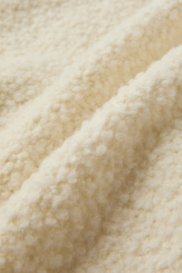 세련된 스타일을 완성하는 FARIA(파리아) 숄 카라 부클 코트입니다. 부드러운 촉감의 모, 폴리에스터, 아크릴 혼방 소재로 제작되어 가을과 겨울, 포근하고 따뜻하게 착용할 수 있습니다. 미니멀하고 클래식한 디자인에 아이보리, 화이트 컬러가 더해져 오피스룩, 모임룩, 데이트룩 등 다양한 TPO에 활용 가능합니다. 숄 카라, 긴 소매, 오버핏, 싱글 버튼 여밈, 사이드 포켓 디테일이 돋보이며, 안감은 레이온과 면으로 마감되었습니다. 두꺼운 두께감으로 보온성을 높였으며, 시크한 스타일을 연출하기 좋습니다.
