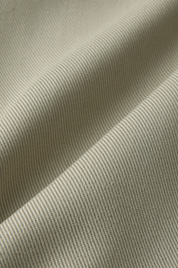 QUOSA 하이넥 베스트 재킷은 여성용 베스트 자켓으로, 베이직하고 클래식한 스타일을 연출합니다. 봄, 가을에 적합하며, 얇은 두께감과 부드러운 리오셀 소재로 편안한 착용감을 선사합니다. 하이넥 디자인과 허리 밴딩, 사이드 포켓 디테일이 돋보이며, 지퍼와 버튼으로 여밈이 가능합니다. 레귤러핏으로 제작되었고, 민소매 디자인이 특징이며, 안감은 레이온과 면 혼방으로 제작되었습니다. 출근룩, 비즈니스 캐주얼, 모임룩 등 다양한 TPO에 활용 가능하며, 미니멀한 스타일을 즐기는 분들께 추천합니다.
