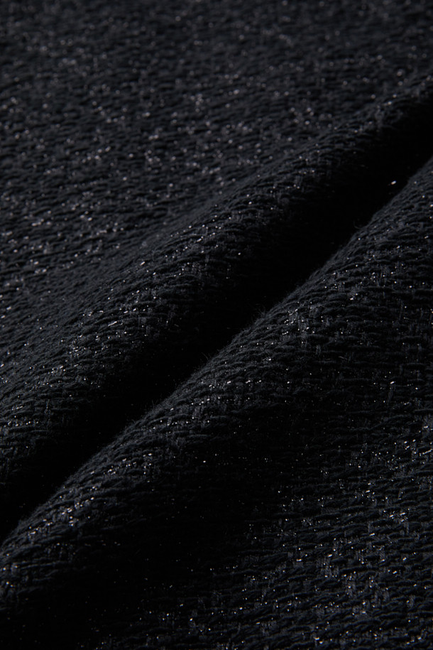 'TINELI (티넬리)' 클래식 롱 트위드 재킷은 여성의 우아함을 돋보이게 해주는 블랙 컬러의 롱 기장 아우터입니다. 봄, 가을에 착용하기 좋으며, 클래식한 무드를 연출하는 슬림핏 디자인입니다. 아크릴, 모, 면, 폴리에스터, 나일론 등 다양한 소재를 혼방하여 두께감 있는 따뜻함을 제공합니다. 버튼으로 여미는 방식이며, 프린지 디테일과 4개의 포켓, 은은한 광택감이 특징입니다. 오피스룩, 모임룩, 데이트룩 등 다양한 TPO에 클래식, 미니멀, 시크한 스타일을 더해 세련된 룩을 완성해보세요.
