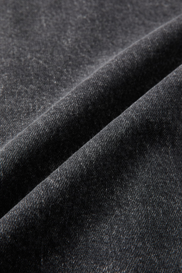 JOSY(조시) 데님 셔츠는 캐주얼, 미니멀, 클래식 스타일을 아우르는 오버핏 데님 자켓입니다. 그레이 컬러의 무지 디자인으로, 라글랑 소매와 싱글 포켓 디테일이 특징입니다. 봄, 가을 시즌에 활용하기 좋으며, 일상복뿐만 아니라 봄 소풍룩, 캠핑룩으로도 연출할 수 있습니다. 스냅 버튼으로 간편하게 여밀 수 있으며, 긴 소매 기장으로 다양한 스타일을 소화할 수 있습니다. 데님과 면 혼방 소재로 제작되어 편안한 착용감을 제공합니다.
