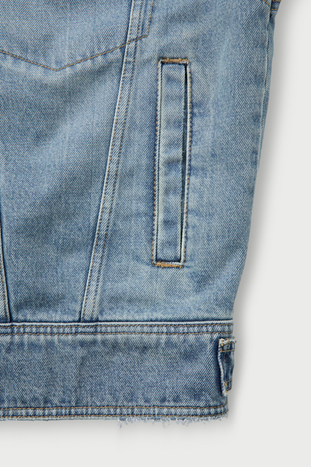 **SOPHIA 퍼 카라 데님 재킷**은 클래식과 캐주얼 무드를 동시에 연출하는 오버핏 데님 재킷입니다. 블루 컬러의 무지 데님 소재에 탈부착 가능한 퍼 카라가 더해져 포근함과 세련된 분위기를 선사합니다. 봄, 가을 시즌에 적합하며, 셔츠형 디자인과 플랩 포켓 디테일이 돋보입니다. 

워싱 가공으로 빈티지한 멋을 살렸으며, 안감은 폴리에스터와 면 혼방으로 제작되어 편안한 착용감을 제공합니다. 버튼 여밈 방식과 긴 소매 기장으로 다양한 스타일링이 가능합니다. 데님과 면 소재의 조화로 제작되어 높은 활용도를 자랑합니다.
