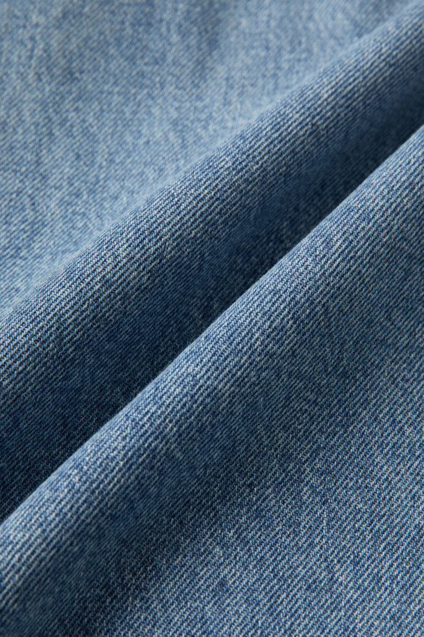 시도니 데님 셔츠는 봄, 가을에 어울리는 캐주얼 스타일의 데님 자켓입니다. 블루 컬러의 무지 디자인으로, 오버핏 크롭 기장과 긴 소매가 특징입니다. 스냅 버튼으로 여밈이 가능하며, 포켓과 패널 스티치 디테일이 돋보입니다. 봄 소풍룩이나 미니멀한 스타일 연출에 적합한 아이템입니다.
