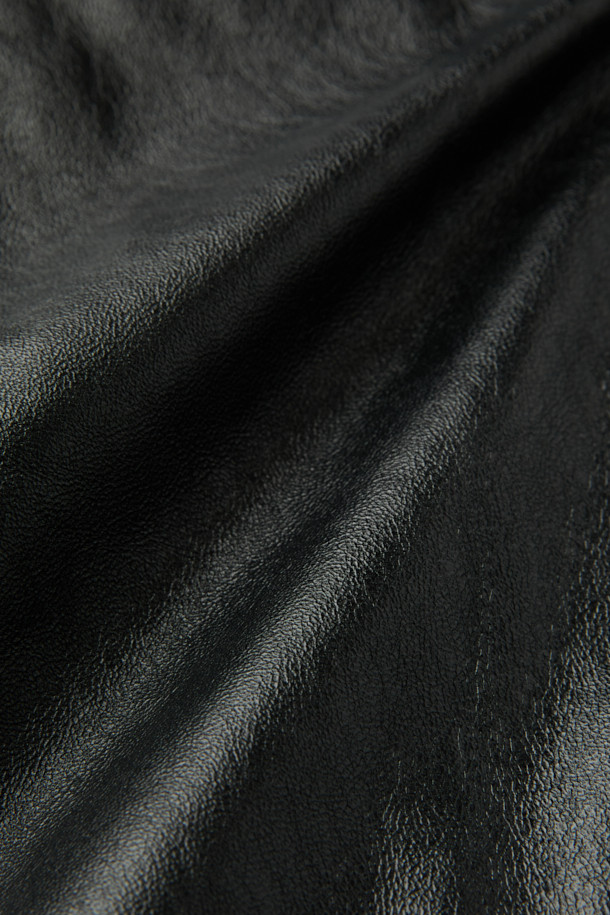 **JASPER(재스퍼) 하이넥 가죽 베스트**는 모던한 스타일을 추구하는 당신을 위한 완벽한 아이템입니다. 부드러운 천연 가죽 소재에 블랙 컬러, 무지 패턴으로 시크하면서도 미니멀한 분위기를 연출합니다. 견장 디테일과 사이드 포켓이 디자인의 포인트를 더하며, 봄, 가을 시즌 데이트룩, 모임룩, 출근룩 등 다양한 TPO에 활용 가능합니다. 오버핏으로 편안함과 스타일리시함을 동시에 잡았으며, 스냅 및 지퍼 여밈으로 간편하게 착용할 수 있습니다. 안감은 레이온 소재로 제작되어 부드러운 촉감을 선사합니다.
