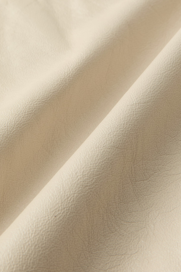 **JASPER(재스퍼) 하이넥 가죽 베스트**는 모던하고 미니멀한 스타일을 추구하는 분들을 위한 아이템입니다. 부드러운 천연 가죽 소재에 오버핏으로 제작되어 편안한 착용감을 선사하며, 봄, 가을 간절기에 활용하기 좋습니다. 베이지 컬러의 무지 디자인에 견장 디테일과 사이드 포켓을 더해 포인트를 주었습니다. 하이넥 디자인과 스냅, 지퍼 여밈 방식으로 세련된 느낌을 강조했습니다. 안감은 레이온 소재로 마감하여 부드러운 촉감을 느낄 수 있습니다.
