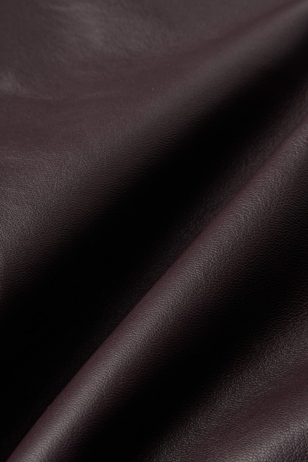 델타 가죽 블루종 재킷은 부드러운 양가죽 소재로 제작되어 고급스러운 촉감을 선사하는 블루종 재킷입니다. 와인, 버건디 두 가지 컬러로 출시되어, 가을과 겨울 시즌 캐주얼한 데이트룩, 모임룩에 포인트를 더할 수 있습니다. 하이넥 칼라, 라글랑 라인, 밑단 셔링 디테일이 돋보이는 디자인으로, 트렌디하면서도 미니멀, 클래식한 스타일을 연출합니다. 루즈핏 크롭 기장으로, 편안한 착용감과 세련된 실루엣을 동시에 만족시켜줍니다. 안감은 리오셀 소재로 제작되어 쾌적한 착용감을 제공합니다.
