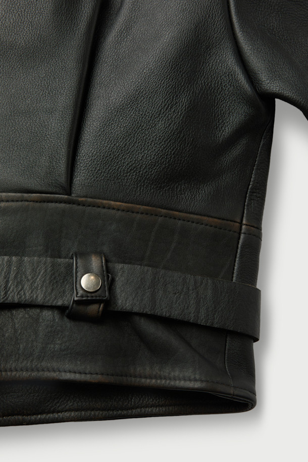 토론토 벨티드 가죽 재킷은 여성 고객을 위해 제작된, 모던하고 클래식한 스타일의 블랙 가죽 재킷입니다. 봄, 가을에 어울리는 두꺼운 소가죽 소재로 제작되었으며, 셔츠형 디자인에 숏 기장으로 시크한 매력을 더했습니다. 지퍼와 벨트 여밈 방식으로 허리 라인을 강조하여 레귤러핏을 더욱 돋보이게 합니다. 플랩 포켓과 빈티지 가공 디테일이 돋보이며, 리오셀 안감으로 편안한 착용감을 선사합니다. 데이트룩, 모임룩, 출근룩 등 다양한 TPO에 미니멀하고 세련된 스타일을 연출할 수 있습니다.
