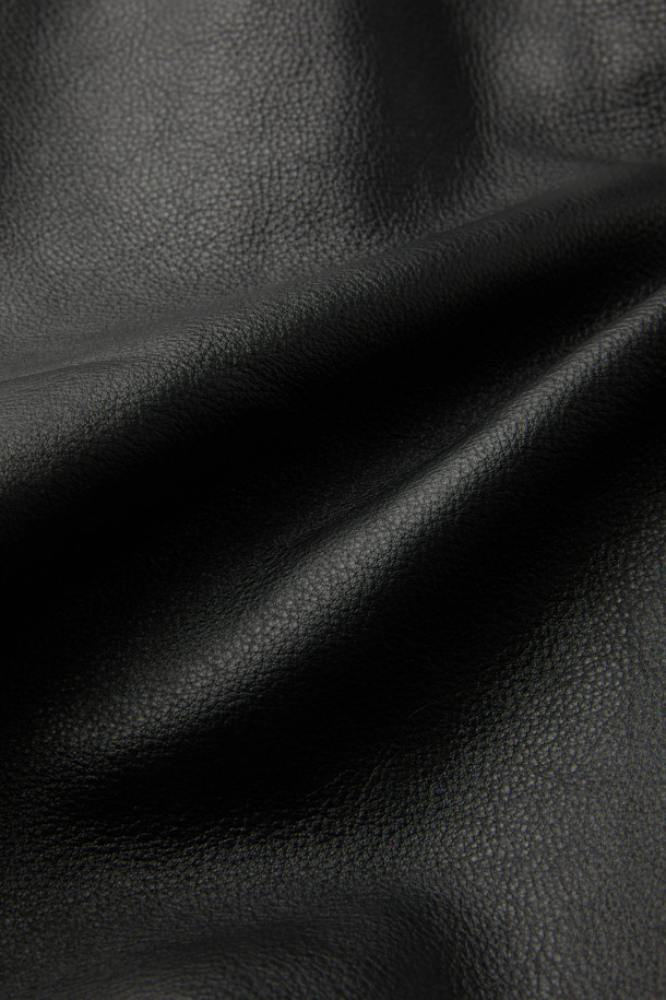 THUNDER(썬더) 자수 가죽 재킷은 소가죽 소재의 여성용 아우터입니다. 블랙 컬러에 오버핏 레귤러 기장의 라이더 재킷으로, 봄, 가을에 착용하기 좋습니다. 자수 패턴과 비즈 장식, 플랩 포켓, 빈티지 가공 디테일이 돋보이며, 지퍼 여밈과 소매 버튼으로 포인트를 더했습니다. 안감은 리오셀 소재이며, 데이트룩, 모임룩, 스트릿, 시크, 클래식 스타일을 연출하기에 좋습니다.
