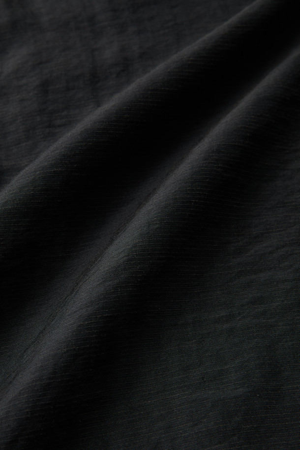 NAHAE(나에) 카울넥 레이어 블라우스는 여성스러운 실루엣을 연출하는 블랙 컬러의 블라우스입니다. 부드러운 레이온, 마, 나일론 혼방 소재로 제작되어 은은한 광택감과 시어한 텍스처, 부드러운 촉감을 선사합니다. 사선 레이어 디자인과 셔링 디테일이 우아하고 클래식한 무드를 더하며, 루즈핏과 긴 소매가 편안한 착용감을 제공합니다. 뒷넥 버튼 여밈으로 깔끔하게 마감되었으며, 카울넥과 하이넥 스타일을 모두 연출할 수 있어 오피스룩, 모임룩, 소개팅룩 등 다양한 TPO에 활용 가능합니다.
