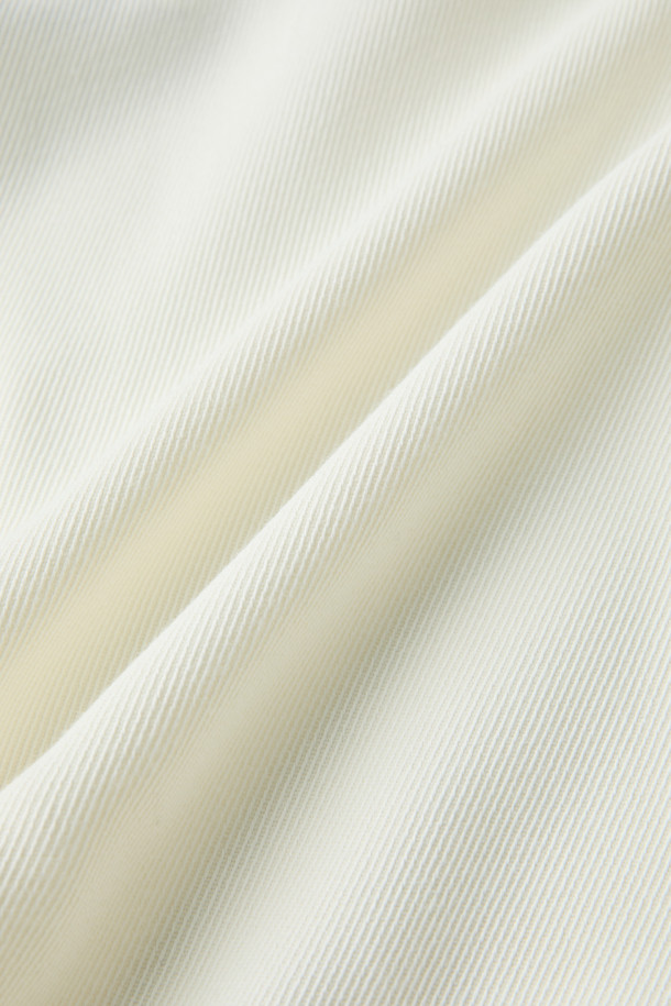 PAQUITA(파키타) 프론트 랩 버튼 블라우스는 미니멀한 스타일을 추구하는 여성들을 위한 세련된 블라우스입니다. 부드러운 레이온과 모 혼방 소재로 제작되어 봄, 여름 시즌에 시원하고 편안하게 착용할 수 있습니다. 스탠드 칼라와 긴 소매 디자인이 특징이며, 무지 패턴의 화이트 컬러로 다양한 룩에 쉽게 매치할 수 있습니다. 랩 스타일의 유니크함과 비대칭 버튼 디자인, 측면 버튼 클로징, 뒷면 허리 밴딩 디테일이 돋보입니다. 데이트룩, 카페룩, 모임룩 등 TPO에 구애받지 않고 클래식, 미니멀, 시크한 스타일을 연출할 수 있습니다.
