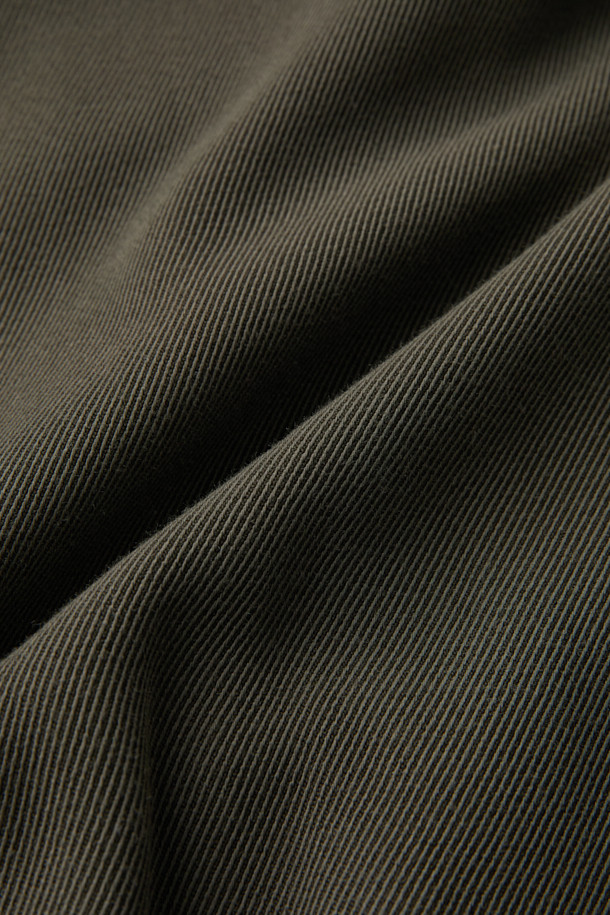 PAQUITA(파키타) 프론트 랩 버튼 블라우스는 여성스러운 실루엣을 연출하는 블라우스입니다. 카키와 화이트 두 가지 색상으로 출시되었으며, 봄, 가을에 입기 좋습니다. 미니멀한 스타일로, 데이트룩, 오피스룩, 모임룩 등 다양한 TPO에 활용 가능합니다. 스탠드 칼라와 긴소매, 레귤러핏으로 디자인되었으며, 비대칭 버튼 여밈과 랩 스타일, 측면 버튼 클로징, 뒷면 허리 밴딩 디테일이 특징입니다. 레이온과 모 혼방 소재로 제작되어 부드러운 촉감을 선사하며, 셋업으로도 연출할 수 있습니다.
