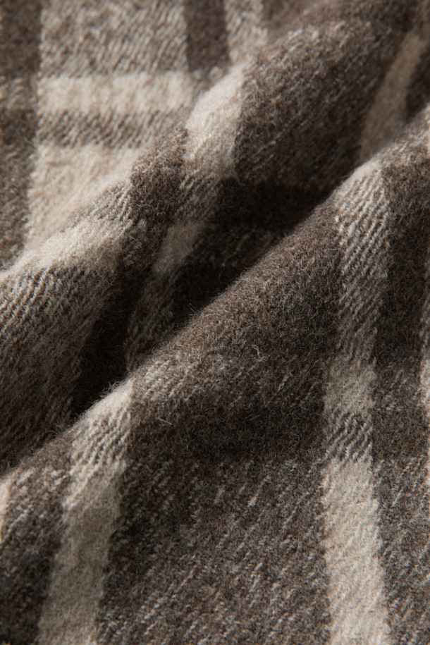 FABRICIA(파브리시아) 니트 카라 체크 점퍼는 가을, 겨울 시즌에 어울리는 여성용 아우터입니다. 브라운과 화이트 컬러의 체크 패턴이 돋보이며, 캐주얼 스타일을 연출하기 좋습니다. 부드러운 모 소재, 레이온과 면 안감으로 제작되어 편안한 착용감을 선사합니다. 루즈핏과 드롭 숄더 디자인으로 여유로운 실루엣을 강조하며, 니트 카라와 집업 여밈 방식으로 포인트를 더했습니다. 사이드 포켓이 있어 실용성을 높인 크롭 기장의 긴소매 점퍼입니다.
