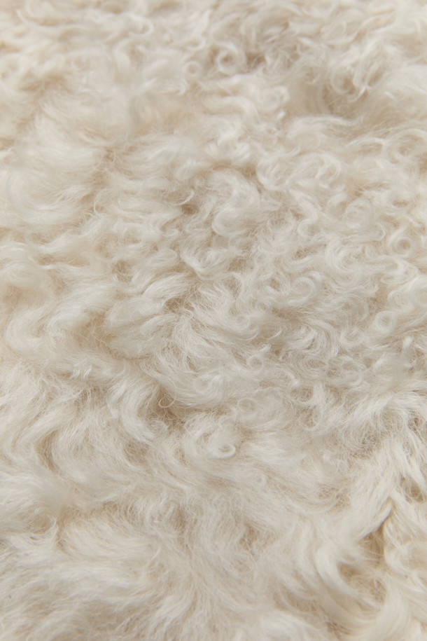 QASSYM(큐아심) 시어링 재킷은 출근룩, 오피스룩, 비즈니스 캐주얼에 어울리는 세련된 디자인의 재킷입니다. 클래식, 미니멀, 시크 스타일을 추구하는 분들께 적합하며, 어떤 옷에도 잘 어울려 폭넓은 활용도를 자랑합니다. 부드러운 시어링 소재가 고급스러운 분위기를 더하며, 편안한 착용감을 선사합니다. 세련된 디자인과 뛰어난 실용성을 갖춘 QASSYM(큐아심) 시어링 재킷으로 당신의 스타일을 완성해보세요. 
