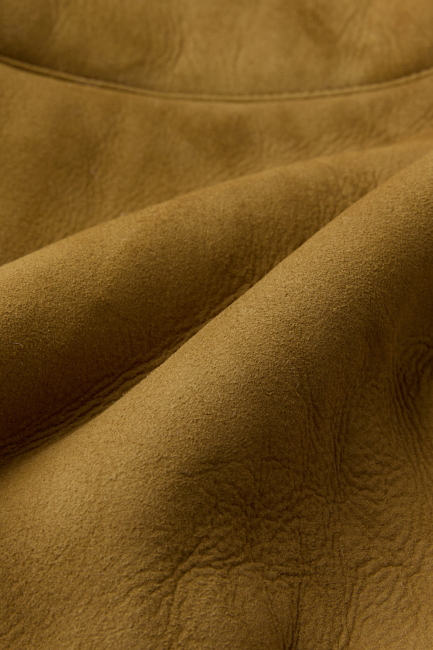 HUESCA(후에스카) 시어링 후드 재킷은 부드러운 스웨이드와 천연 가죽 소재에 시어링 안감으로 포근함을 더한 여성용 아우터입니다. 브라운과 화이트 두 가지 컬러로 출시되었으며, 캐주얼, 클래식, 미니멀 스타일을 모두 아우르는 디자인입니다. 크롭 기장에 레귤러 핏으로 제작되어 다리가 길어 보이는 효과를 주며, 버튼 여밈 방식과 긴 소매, 시어링 디테일 및 사이드 포켓이 특징입니다. 데이트룩과 모임룩에 활용하기 좋으며, 겨울철 따뜻함과 스타일을 동시에 잡을 수 있는 아이템입니다.
