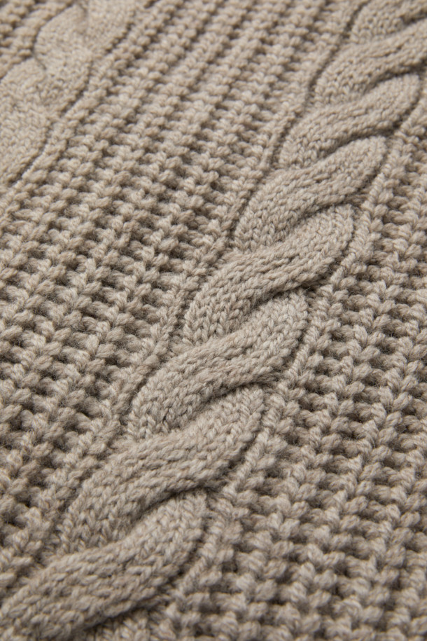 GARIK (가릭) 오버 숄더 노르딕 가디건은 여성스러운 무드를 연출하는 캐주얼 스타일의 니트/스웨터입니다. 모와 알파카 혼방 소재로 제작되어 부드러운 촉감과 따뜻함을 선사하며, 가을, 겨울 시즌에 착용하기 좋습니다. 오버핏 디자인과 크롭 기장으로 트렌디함을 더하고, 라운드넥과 버튼 여밈으로 편안함을 강조했습니다. 베이지, 블랙, 핑크, 블루 4가지 컬러로 출시되어 데이트룩, 모임룩 등 다양한 TPO에 활용 가능하며, 케이블 및 노르딕 패턴, 골지 마감 디테일이 돋보이는 매력적인 아이템입니다.
