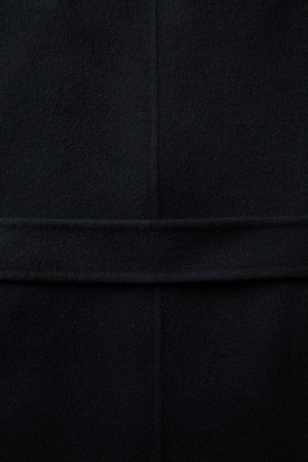 **에퓨어 캐시미어 블랜드 핸드메이드 싱글 롱코트**는 가을과 겨울, 당신의 일상과 특별한 날을 우아하게 만들어줄 코트입니다. 부드러운 캐시미어 혼방 소재와 모(毛) 소재로 제작되어 뛰어난 촉감과 보온성을 제공합니다. 미니멀하고 클래식한 디자인에 블랙 컬러, 무지 패턴, 세미 오버핏으로 세련된 스타일을 연출합니다. 핸드메이드 공법으로 완성되어 높은 퀄리티를 자랑하며, 무릎 기장의 롱코트와 싱글 버튼 여밈 방식으로 편안한 착용감을 선사합니다. 출근룩, 오피스룩, 모임룩 등 다양한 시간, 장소, 상황에 활용 가능한 활용도 높은 아이템입니다.