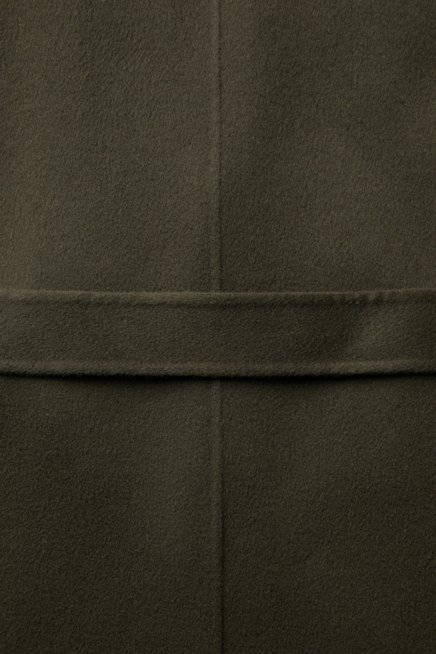 Épure(에푸르) 캐시미어 블렌드 핸드메이드 싱글 롱코트는 가을, 겨울 시즌 당신의 품격을 높여줄 아우터입니다. 모와 캐시미어 혼방 소재로 제작되어 부드러운 촉감을 선사하며, 세미 오버핏으로 편안한 착용감을 제공합니다. 클래식과 미니멀 스타일을 지향하는 디자인으로, 그레이 컬러의 무지 패턴이 어떤 룩에도 자연스럽게 어울립니다. 출근룩, 오피스룩, 모임룩 등 다양한 TPO에 활용 가능한 2버튼 싱글 코트로, 헨드메이드 봉제 디테일이 고급스러움을 더합니다.