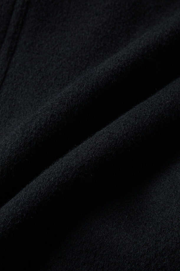 OWEN(오웬) 캐시미어 블랜드 더블 숏 랩코트는 가을, 겨울 시즌을 위한 아우터입니다. 블랙 컬러의 미니멀하고 클래식한 스타일로, 오피스룩, 출근룩, 모임룩에 적합합니다. 모(wool)와 캐시미어 혼방 소재로 제작되어 부드러운 촉감과 두꺼운 두께감을 자랑하며, 하이넥 디자인과 랩코트 스타일이 특징입니다. 숏 기장의 오버핏으로, 더블 버튼 여밈 방식과 긴 소매가 시크한 매력을 더합니다. 안감은 폴리에스터로 마감되었습니다.
