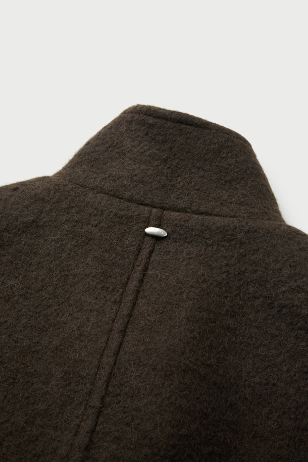 Hiver(히베르) 헤어리 울 롱 랩 코트는 부드러운 촉감의 울, 알파카, 앙고라, 나일론 혼방 소재로 제작되어 두꺼운 두께감으로 뛰어난 보온성을 제공합니다. 미니멀하고 베이직한 디자인에 랩 스타일과 오버핏으로 시크한 무드를 연출하며, 하이넥과 허리 히든 밴드로 포인트를 더했습니다. 블랙과 브라운 두 가지 컬러로 출시되어 출근룩, 오피스룩, 모임룩 등 다양한 TPO에 활용 가능합니다. 롱 기장의 랩 코트로, 겨울철 스타일리시하고 따뜻한 데일리룩을 완성해보세요. 안감은 폴리에스터를 사용하여 편안한 착용감을 선사합니다.
