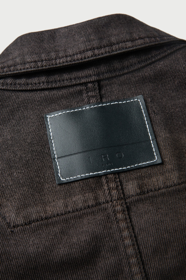 Asphalre(아스팔레) 데님 집업 블루종은 가을, 겨울 시즌 캐주얼한 스타일을 연출하기에 적합한 데님 블루종입니다. 액션플리츠와 밑단 스트랩 디테일이 돋보이며, 워싱 처리된 블루 컬러의 무지 디자인으로 미니멀하고 시티보이 무드를 더합니다. 오버핏으로 편안한 착용감을 선사하며, 데님과 면 혼방 소재로 제작되어 활동성을 높였습니다. 가을 나들이룩 또는 겨울 데일리룩에 활용하여 스타일리시한 룩을 완성해보세요. 긴 소매와 집업 여밈 방식으로 실용성을 더했습니다.
