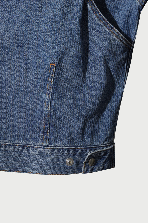 **Asphalre(아스팔레) 데님 집업 블루종**은 캐주얼, 미니멀, 시티보이 스타일을 아우르는 남녀 모두에게 적합한 아우터입니다. 가을, 겨울 시즌에 어울리는 오버핏으로, 밑단 스트랩과 액션플리츠 디테일이 돋보이는 디자인입니다. 워싱 처리된 데님 소재와 면 혼방으로 제작되어 편안한 착용감을 선사하며, 여행룩, 캠핑룩 등 다양한 TPO에 활용 가능합니다. 크롭 기장과 긴 소매, 집업 여밈 방식으로 트렌디함을 더했습니다. 무지 패턴의 블루 컬러로 어떤 스타일에도 쉽게 매치할 수 있습니다.
