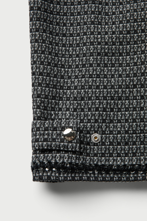 Bascule(바스큘) 트위드 데님 재킷은 여성스러운 매력을 더해줄 아이템입니다. 블랙과 그레이 두 가지 컬러로 출시되었으며, 봄, 가을 시즌에 활용하기 좋습니다. 클래식한 무드의 트위드 소재와 크롭 기장, 세미 오버핏 실루엣이 세련된 스타일을 연출합니다. 집업 방식으로 간편하게 착용 가능하며, 끝단 테잎 디테일로 포인트를 더했습니다. 데이트룩, 모임룩, 출근룩 등 다양한 TPO에 미니멀하고 시크하게 연출해보세요.
