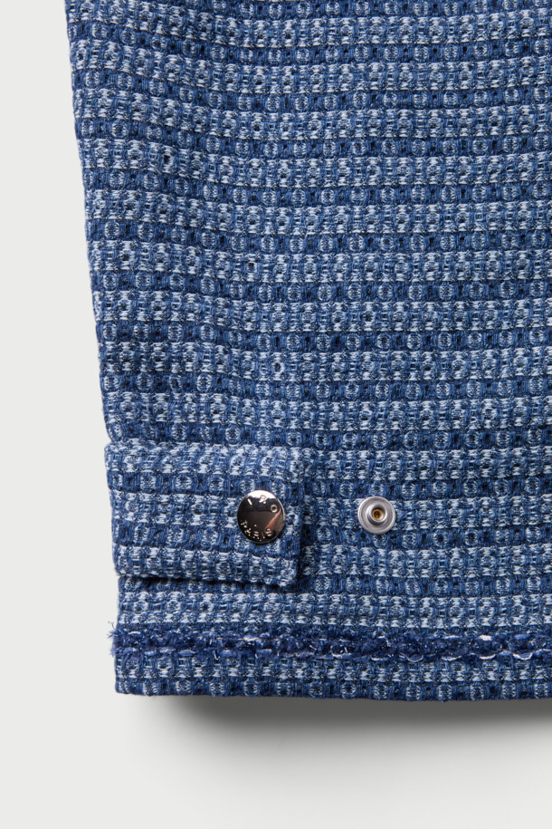 **Bascule(바스큘) 트위드 데님 재킷**은 여성스러운 매력을 더해줄 아이템입니다. 캐주얼한 무드의 세미 오버핏으로, 봄, 가을 간절기에 활용하기 좋습니다. 트위드 패턴과 카라 디자인, 끝단 테잎 디테일이 돋보이며, 블루 컬러의 집업 방식으로 편안하게 착용할 수 있습니다. 면, 폴리에스터, 레이온 혼방 소재로 제작되어 부드러운 촉감을 선사하며, 데이트룩, 모임룩 등 다양한 TPO에 맞춰 클래식, 미니멀 스타일을 연출하기 좋습니다.
