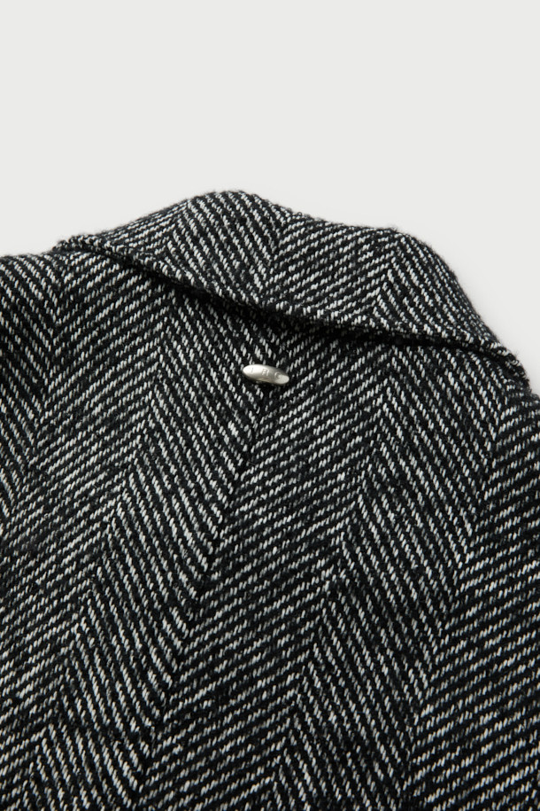 라뷰르 헤링본 빅포켓 블루종은 가을과 겨울, 일상과 출근룩, 모임룩에 모두 어울리는 캐주얼, 클래식, 미니멀 스타일의 아우터입니다. 헤링본 패턴의 고급스러운 디자인에 모, 아크릴, 폴리에스터, 나일론, 레이온, 면 등 다양한 소재를 혼방하여 제작되었습니다. 오버핏으로 편안한 착용감을 선사하며, 빅포켓, 가슴 입체 포켓, 액션플리츠, 밑단 스트링, 안감 처리 등 디테일한 디자인으로 완성도를 높였습니다. 긴 소매 기장으로 보온성을 더했으며, 다양한 룩에 활용하기 좋은 아이템입니다.
