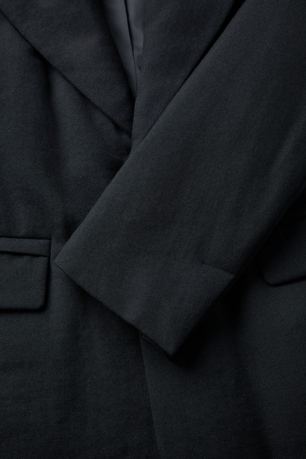 Mêlée (멜리) 화섬 후드 배색 울 신슐레이트 헤비 자켓은 베이직한 스타일을 추구하는 분들을 위한 겨울철 필수 아이템입니다. 블랙 컬러의 무지 디자인으로, 출근룩은 물론 다양한 일상 스타일에 클래식하고 미니멀한 매력을 더합니다. 오버핏으로 편안한 착용감을 선사하며, 탈부착 가능한 후드와 엉덩이를 덮는 기장으로 보온성을 높였습니다. 모, 나일론, 폴리에스터 혼방의 두꺼운 소재와 신슐레이트 충전재가 추운 날씨에도 따뜻함을 유지해 줍니다. 싱글 버튼 여밈 방식과 긴 소매 기장으로 세련된 디자인을 완성했습니다.