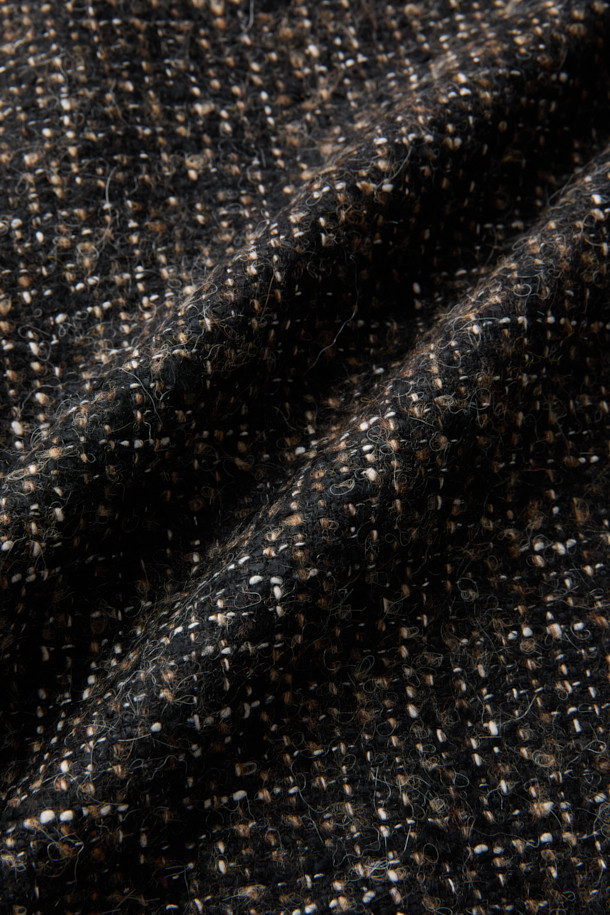 Trame(트라메) 트위드 셔켓은 여성 고객을 위한 아우터입니다. 블랙과 그레이 두 가지 색상으로 출시되었으며, 가을과 겨울에 착용하기 좋은 두껍고 따뜻한 소재로 제작되었습니다. 클래식, 미니멀, 시크 스타일을 연출하기 좋고, 오피스룩, 모임룩, 겨울 데일리룩 등 다양한 TPO에 활용할 수 있습니다. 오버핏 디자인에 긴 소매, 버튼 여밈 방식, 사이드 포켓 디테일을 더해 실용성을 높였습니다. 아크릴, 모, 폴리에스터, 면, 레이온, 나일론 등 다양한 소재를 혼방하여 트위드 특유의 고급스러운 무드를 자아냅니다.
