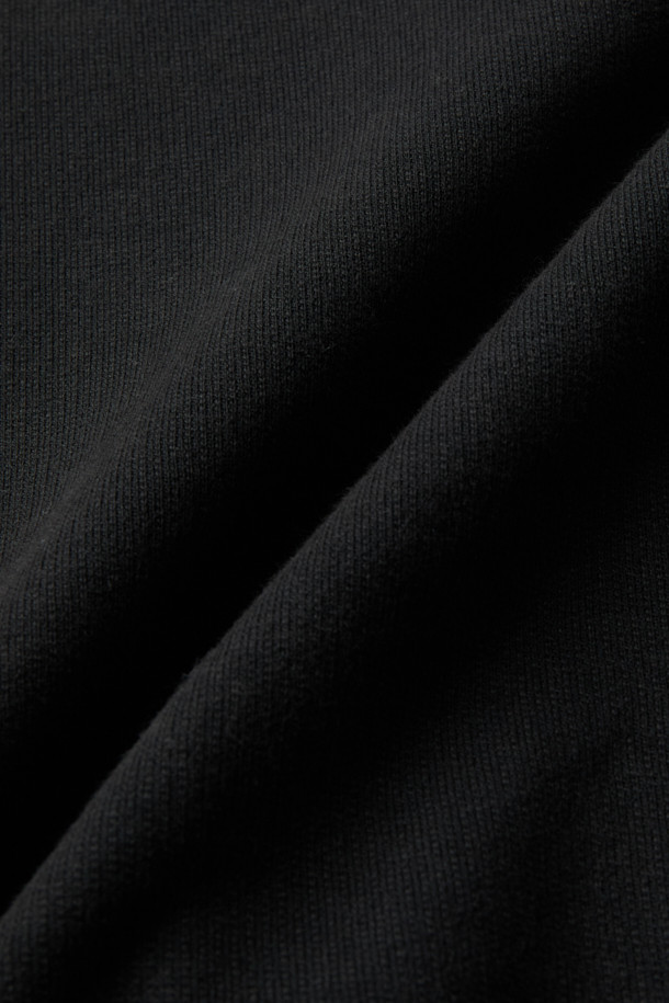 Noirceur(누아르시르) 백로고 아트웍 다잉 맨투맨은 가먼트다잉 기법으로 제작되어 자연스러운 멋을 더했습니다. 전면부 IRO 아플리케 자수와 후면부 레터링 아플리케 자수가 돋보이는 디자인으로, 베이직하면서도 트렌디한 스타일을 연출합니다. 부드러운 면 소재와 오버핏 실루엣으로 편안한 착용감을 선사하며, 봄, 가을 시즌 데일리룩, 캠핑룩으로 활용하기 좋습니다. 블랙 컬러의 라운드넥 긴소매 크롭 기장 맨투맨으로 캐주얼, 미니멀, 스트리트 무드를 즐길 수 있습니다.
