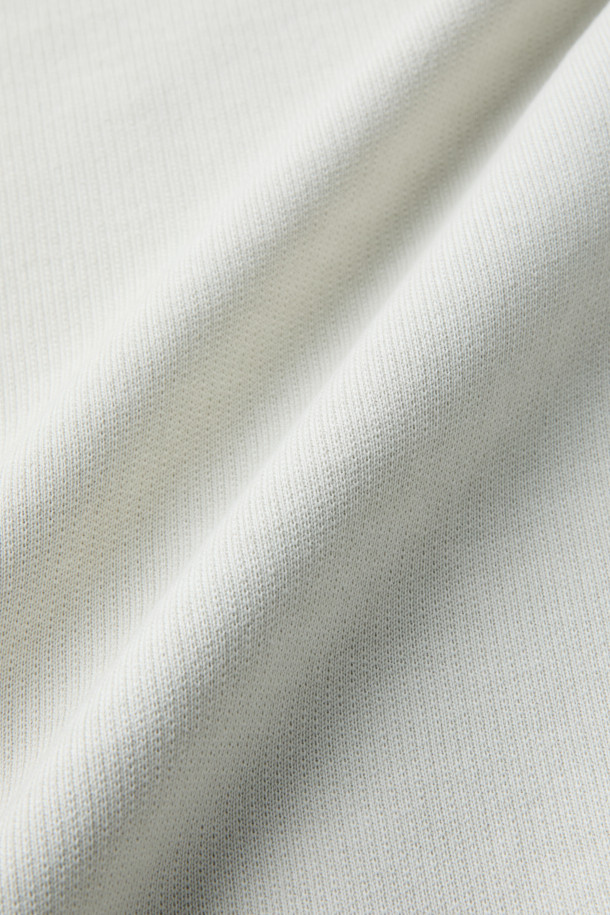 Nuage(누아쥬) 로고 아플리케 다잉 후디는 부드러운 면 소재로 제작되어 편안한 착용감을 선사합니다. 가먼트다잉 기법으로 은은한 컬러감을 더했으며, 오버핏 실루엣과 크롭 기장으로 트렌디한 스타일을 연출합니다. 전면에 Nuage 로고 아플리케 디테일을 더해 포인트를 주었으며, 캥거루 포켓으로 실용성까지 갖췄습니다. 캐주얼, 미니멀, 클래식한 스타일을 즐겨 입는 분들께 동네 마실룩, 집콕룩, 봄 소풍룩으로 추천합니다.
