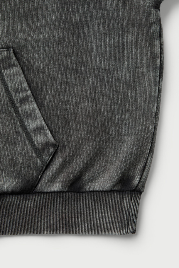 Fugue(퓨그) 백로고 아트웍 다잉 후드 집업은 캐주얼, 미니멀, 스트리트 스타일을 아우르는 후드 집업입니다. 블랙 컬러의 면 소재로 제작되었으며, 봄, 가을에 착용하기 좋습니다. 가먼트 다잉 기법을 적용하여 은은한 멋을 더했고, 전면부 IRO 아플리케 자수와 후면부 레터링 아플리케 자수로 포인트를 주었습니다. 오버핏 크롭 기장으로 트렌디한 핏을 연출하며, 셋업 팬츠와 매칭하여 스타일리시하게 연출할 수 있습니다. 부드러운 촉감의 후드 집업으로 편안한 착용감을 선사합니다.
