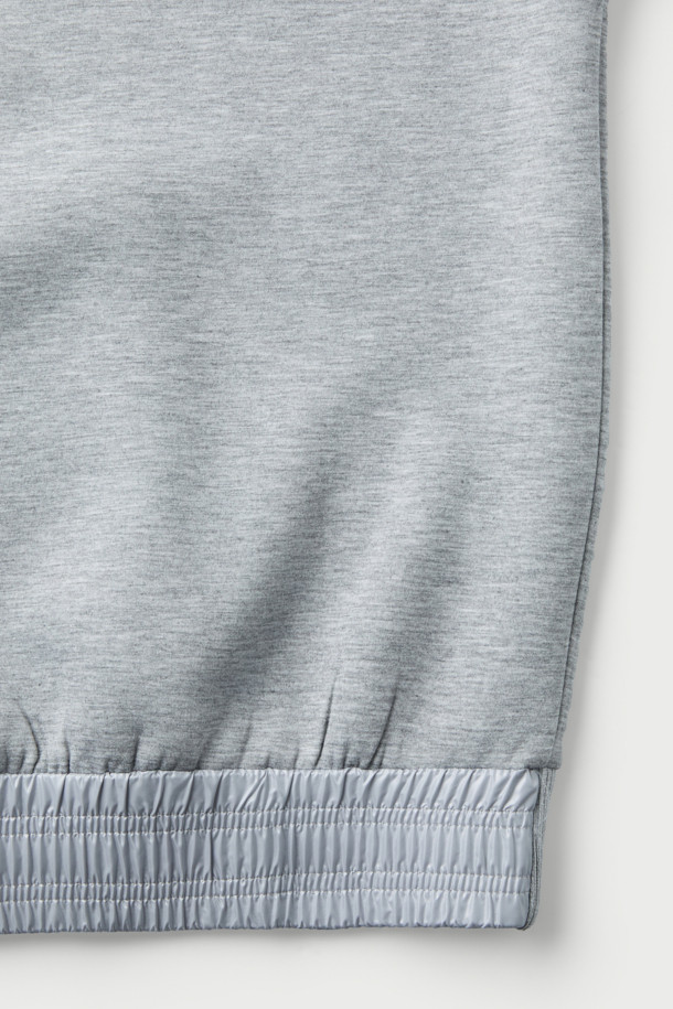 Flanerie(플라네리) 밴딩 배색 오버핏 후디는 가을, 겨울 시즌에 어울리는 데일리 후디입니다. 부드러운 면 소재로 제작되어 편안한 착용감을 선사하며, 오버핏 디자인으로 트렌디한 스타일을 연출합니다. 밴딩 디테일과 배색 디자인이 돋보이며, 집콕룩이나 산책룩 등 다양한 TPO에 활용 가능합니다. 캐주얼하고 미니멀한 스타일을 즐기는 분들께 추천합니다. 그레이 컬러의 무지 디자인으로 어떤 옷에도 쉽게 매치할 수 있습니다.
