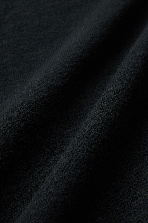 Wouple(우플) 울 져지 후디는 캐주얼 및 미니멀 스타일을 추구하는 분들을 위한 크롭 기장의 후디입니다. 울 혼방 져지 소재로 제작되어 부드러운 착용감을 선사하며, 가을과 겨울에 따뜻하게 입을 수 있습니다. IRO(이로) 시그니처 아플리케 디테일이 돋보이며, 무지 디자인으로 어떤 스타일에도 쉽게 매치할 수 있습니다. 오버핏으로 편안한 착용감을 제공하며, 집콕룩으로 활용하기 좋습니다. 셋업 스타일링으로 더욱 세련된 룩을 연출할 수 있습니다.
