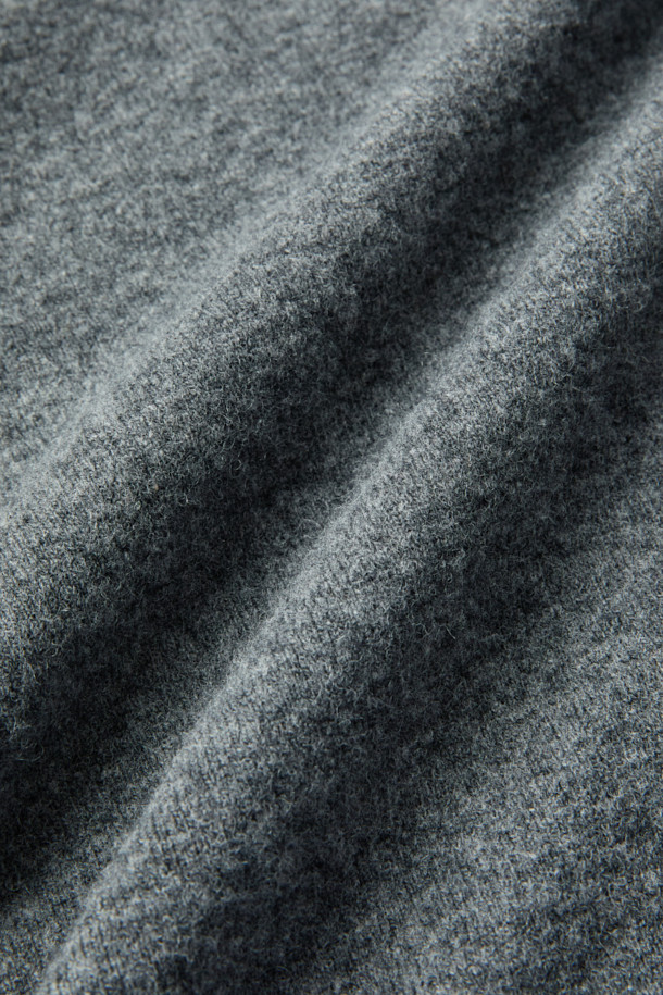 Wouple(우플) 울져지 후디는 부드러운 울 혼방 져지 소재를 사용하여 편안한 착용감을 선사합니다. IRO(이로) 시그니처 아플리케 디테일이 돋보이며, 캐주얼하고 미니멀한 스타일을 연출합니다. 가을, 겨울 시즌에 어울리는 오버핏 크롭 기장으로, 집콕룩은 물론 셋업 스타일링으로도 활용 가능합니다. 그레이 컬러의 무지 디자인으로 어떤 옷에도 쉽게 매치할 수 있습니다. 긴 소매와 후드 디자인으로 따뜻함과 스타일을 동시에 잡으세요.
