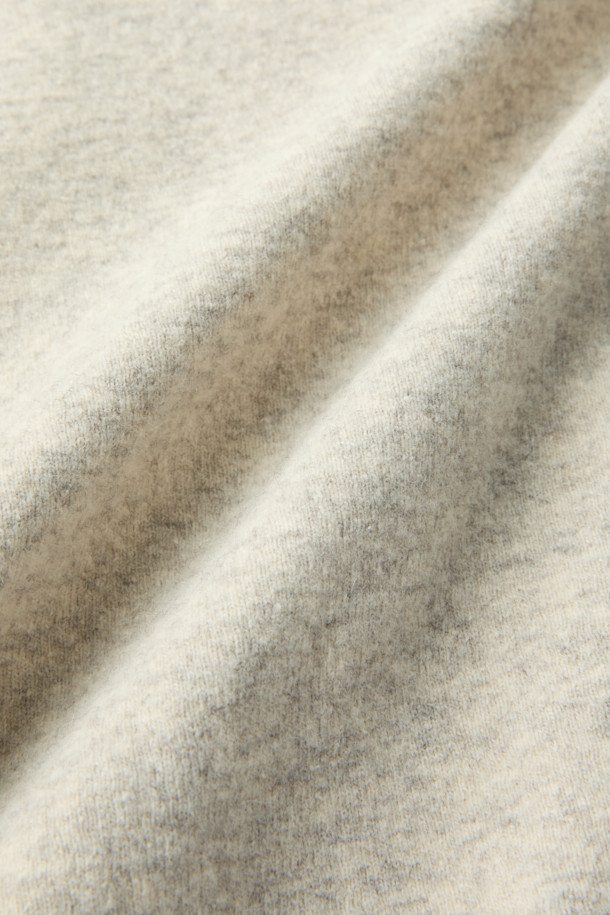 Wouple(우플) 울 져지 후디는 부드러운 울 혼방 져지 소재로 제작되어 가을, 겨울 시즌에 따뜻하게 착용하기 좋습니다. 캐주얼, 미니멀, 클래식 스타일을 아우르며, 일상과 집콕룩, 산책룩 등 다양한 TPO에 활용할 수 있습니다. IRO 시그니처 아플리케 디테일이 돋보이며, 오버핏 크롭 기장으로 트렌디한 무드를 연출합니다. 셋업 스타일링으로 더욱 스타일리시하게 연출해보세요.
