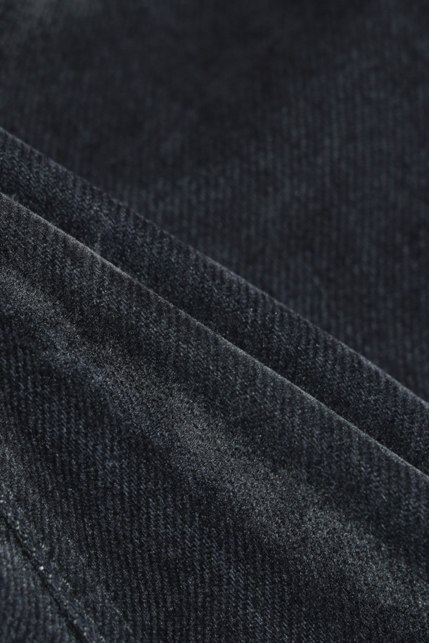 VOL(볼) 벨벳 MA-1 항공 점퍼는 봄, 가을 시즌에 활용하기 좋은 아우터입니다. 블랙 컬러에, 면, 레이온, 폴리에스터 혼방의 벨벳 데님 소재로 제작되어 부드러운 촉감을 선사합니다. 오버핏 크롭 기장으로 캐주얼, 스트릿 스타일을 연출하며, 후드 탈부착이 가능하여 다양한 스타일링이 가능합니다. 액션 플리츠 디테일과 셋업으로도 착용할 수 있어 실용성을 더했습니다. 일상, 봄 소풍룩, 캠핑룩 등 폭넓은 TPO에 활용해보세요.
