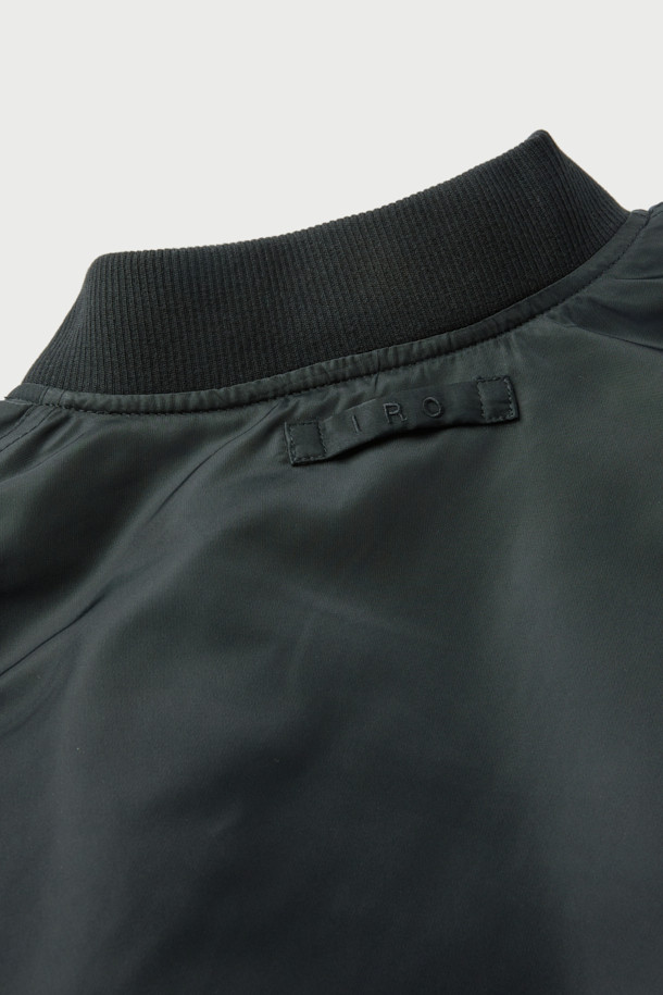 Avius (아비우스) 넥 워머 MA-1 항공 점퍼는 미니멀한 스타일을 추구하는 분들을 위한 겨울철 필수 아이템입니다. 블랙 컬러의 무지 디자인으로 어떤 옷에도 쉽게 매치할 수 있으며, 출근룩이나 여행룩에 모두 잘 어울립니다. 두꺼운 두께감과 프리마로프트 및 거위털 충전재를 사용하여 보온성을 극대화했으며, 넥 워머가 포함되어 있어 더욱 따뜻하게 착용할 수 있습니다. 안감은 폴리에스터 소재로 제작되었으며, 오버핏으로 편안한 착용감을 제공합니다. 집업 방식의 긴소매 크롭 기장 항공 점퍼입니다.
