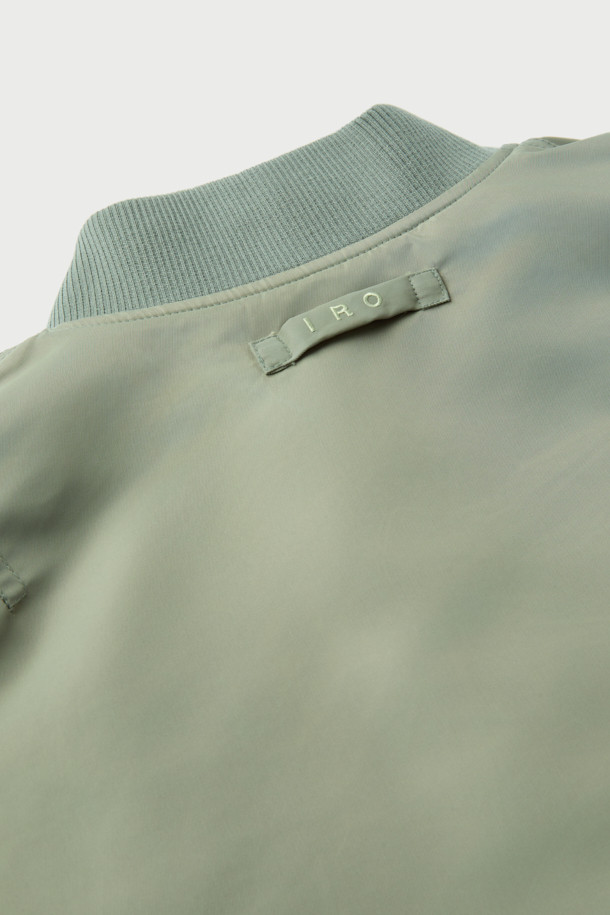 Avius(아비우스) 올메텍스 넥 워머 MA-1 항공 점퍼는 가을과 겨울, 미니멀하고 스트릿 스타일을 즐기는 남녀 모두에게 적합한 아우터입니다. 카키와 올리브 두 가지 색상으로 제공되며, 넥 워머가 포함되어 있어 보온성을 높였습니다. 넉넉한 오버핏에 집업 스타일로 편안하게 착용 가능하며, MA-1 항공 점퍼 특유의 디자인을 보여줍니다. 나일론과 폴리에스테르 혼방 소재에 두꺼운 두께감, 프리마로프트와 거위털 충전재를 사용하여 뛰어난 보온성을 제공합니다. 안감은 폴리에스테르로 마감되었습니다.
