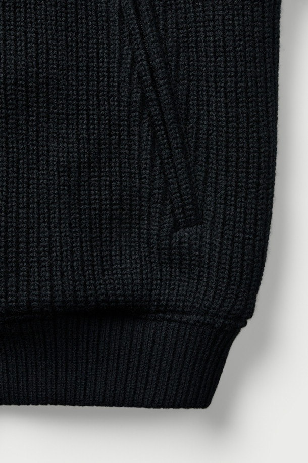 Mousse (무스) 니트 하이넥 점퍼는 겨울철 따뜻함과 스타일을 동시에 잡을 수 있는 베이직한 디자인의 여성 점퍼입니다. 부드러운 모 소재로 제작되어 뛰어난 촉감을 자랑하며, 두꺼운 두께감으로 추운 날씨에도 포근하게 착용 가능합니다. 하이넥 디자인과 긴 소매는 보온성을 높여주며, 오버핏으로 편안한 착용감을 선사합니다. 무지 패턴의 블랙 컬러로 출시되어 다양한 의상과 쉽게 매치할 수 있으며, 출근룩, 모임룩 등 TPO에 구애받지 않고 클래식, 미니멀, 캐주얼 스타일을 연출할 수 있습니다. 안감은 폴리에스터와 레이온 혼방으로 제작되었습니다.
