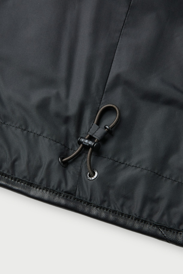 Duve(듀브) 헤어리 집업 후리스 점퍼는 가을, 겨울철 캐주얼 스타일을 완성하는 아우터입니다. 블랙 컬러의 무지 디자인으로, 출근룩과 모임룩 등 다양한 TPO에 활용 가능합니다. 부드러운 헤어리 촉감의 플리스 소재에 가죽 배색 포인트가 더해져 고급스러움을 더합니다. 세미 오버핏으로 편안한 착용감을 선사하며, 밑단 스트링 디테일로 스타일리시함을 강조했습니다. 두꺼운 두께감으로 보온성을 높여 추운 날씨에도 따뜻하게 입을 수 있습니다.
