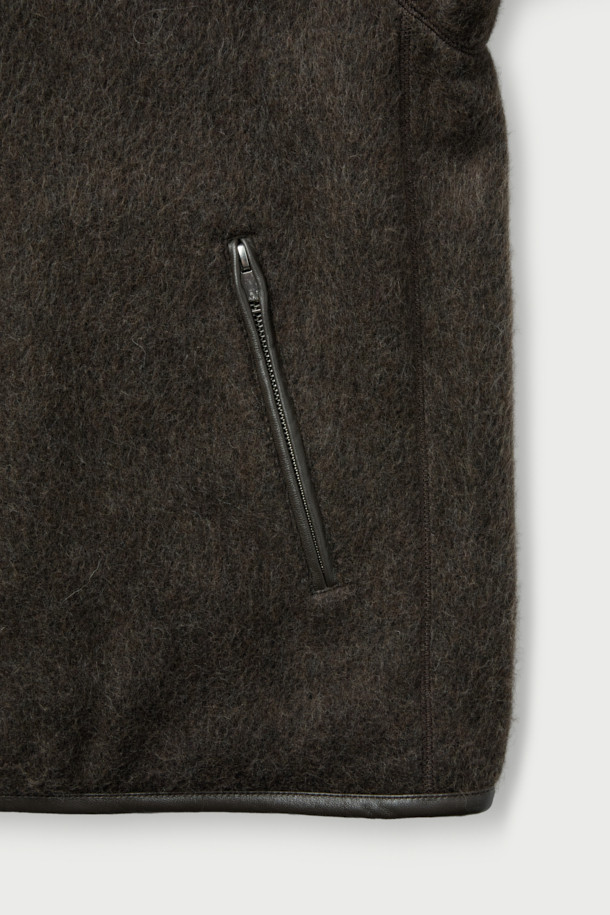 Duve(듀브) 헤어리 집업 후리스 점퍼는 가을, 겨울 시즌에 어울리는 여성 점퍼입니다. 무지 패턴의 블랙, 다크브라운 두 가지 색상으로 출시되었으며, 캐주얼, 미니멀, 클래식 스타일을 연출하기 좋습니다. 세미 크롭 기장과 세미 오버핏으로 트렌디한 핏을 제공하며, 플리스 소재 특유의 헤어리한 촉감이 포근함을 더합니다. 가죽 배색 포인트와 밑단 스트링 디테일로 디자인 포인트를 살렸으며, 출근룩이나 모임룩 등 다양한 TPO에 활용할 수 있습니다.
