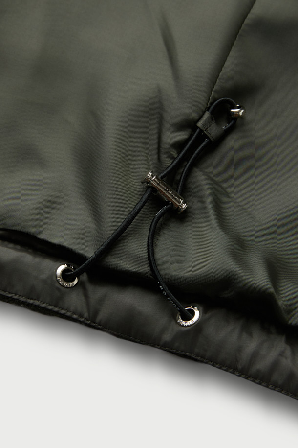 산책자(플래너) 캐시미어 블랜드 울 후드 점퍼는 부드러운 촉감과 두꺼운 두께감으로 가을, 겨울철 따뜻하게 착용하기 좋은 아우터입니다. 캐주얼, 미니멀, 클래식 스타일을 아우르며, 일상과 출근룩 모두 소화 가능한 활용도를 자랑합니다. 블랙 컬러의 무지 디자인에 오버핏으로 편안함을 더했으며, 후드 디테일과 밑단 스트링으로 취향에 맞게 핏 조절이 가능합니다. 울과 캐시미어 혼방 소재로 고급스러운 분위기를 연출하며, 안감은 폴리에스터로 제작되었습니다. 집업 스타일의 긴소매 점퍼로, 다양한 룩에 레이어드하여 스타일리시하게 연출해보세요.