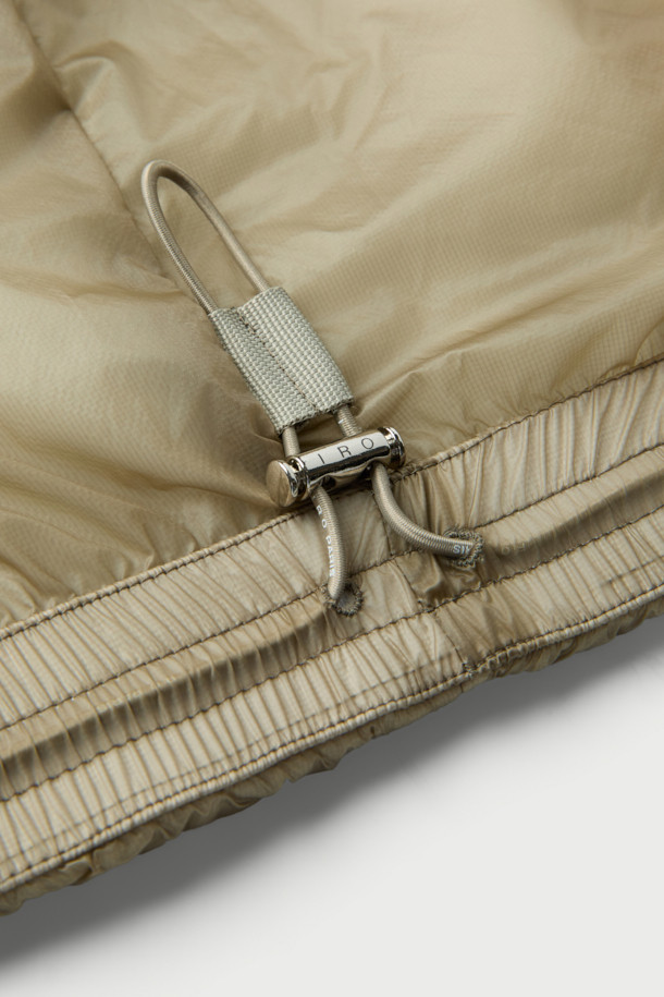 가벼운(레제르) 경량 7D 신슐레이트 후드 점퍼는 가을, 겨울철 데일리룩을 책임질 아우터입니다. 베이직하고 캐주얼한 스타일로, 여행, 산책, 출근 등 다양한 때와 장소와 목적에 활용하기 좋습니다. 얇은 두께감의 나일론 소재와 부드러운 촉감이 편안한 착용감을 선사하며, 세미 오버핏으로 제작되어 여유로운 실루엣을 연출합니다. 탈부착 가능한 후드와 뛰어난 보온성을 제공하는 신슐레이트 충전재가 특징이며, 집업 스타일로 간편하게 착용할 수 있습니다. 베이지 색상에 무지 디자인으로 어떤 옷에도 쉽게 매치하여 캐주얼, 미니멀, 클래식 스타일을 완성할 수 있습니다.