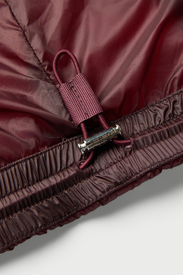 레제르 경량 7D 신슐레이트 후드 점퍼는 가을, 겨울 시즌에 어울리는 남녀 공용 점퍼입니다. 얇은 두께감으로 편안한 착용감을 선사하며, 보온성을 높여주는 신슐레이트 충전재를 사용하여 쾌적하게 입을 수 있습니다. 부드러운 촉감의 7데니어 나일론 소재와 탈부착 가능한 후드 디자인으로 캐주얼하고 베이직한 스타일을 연출합니다. 세미 오버핏으로 제작되어 편안한 활동성을 보장하며, 일상과 여행 등 다양한 상황에 활용 가능합니다. 와인 컬러의 무지 디자인으로 미니멀하고 클래식한 분위기를 더합니다.