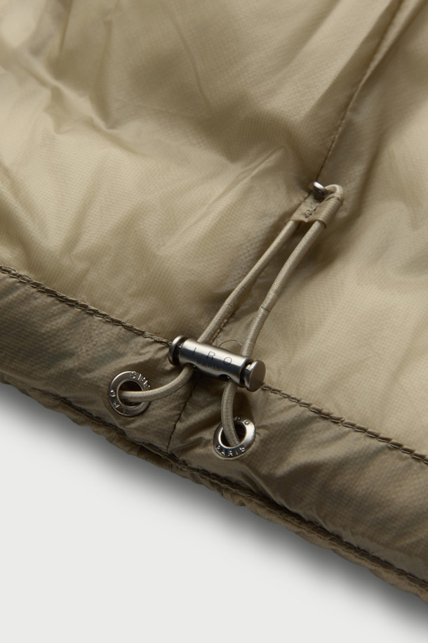 Isolée(이솔레) 경량 7D 스퀘어 퀼팅 다운점퍼는 미니멀하고 클래식한 스타일을 추구하는 분들을 위한 겨울철 필수 아우터입니다. 7데니어 나일론 소재를 사용하여 가볍고 편안하며, 구스다운 90/10 충전재와 7D 스퀘어 퀼팅으로 뛰어난 보온성을 제공합니다. 출근룩과 같은 일상에서 활용하기 좋으며, 오버핏 디자인과 집업 여밈 방식으로 편안한 착용감을 선사합니다. 베이지 컬러는 다양한 스타일과 매치하기 용이하며, 크롭 기장으로 트렌디함을 더했습니다. 경량 소재로 활동성을 높여 겨울철에도 스타일리시하게 연출할 수 있습니다.