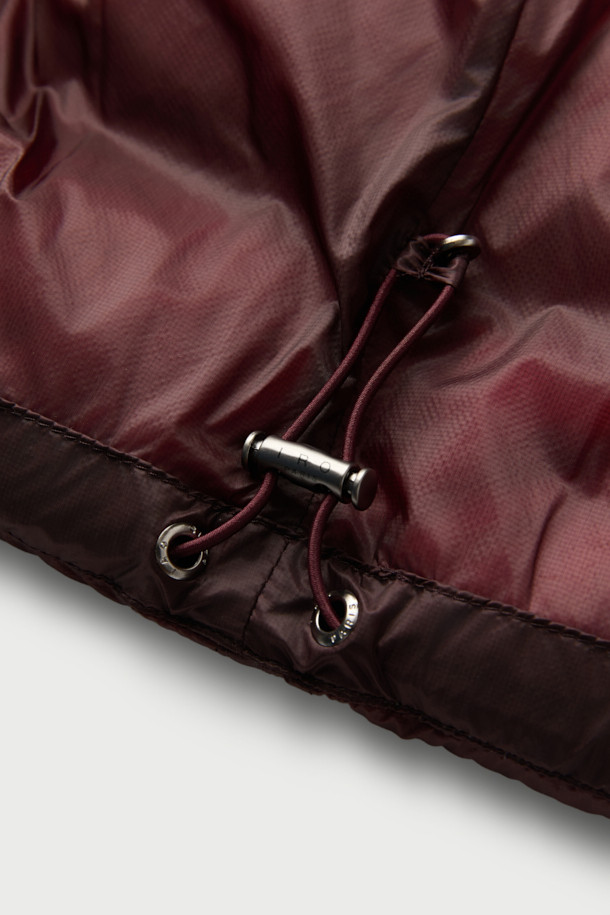 Isolée(이솔레) 경량 7D 스퀘어 퀼팅 다운점퍼는 겨울철 일상과 여행룩에 모두 잘 어울리는 오버핏 다운점퍼입니다. 7데니어 초경량 나일론 소재를 사용하여 가볍고 부드러운 촉감을 선사하며, 구스다운 90/10 충전재로 뛰어난 보온성을 제공합니다. 미니멀하고 베이직한 스타일의 브라운 컬러에 스퀘어 퀼팅 디자인을 더해 세련된 느낌을 줍니다. 지퍼형 여밈 방식과 긴 소매 기장으로 편안하게 착용 가능하며, 출근룩과 캐주얼 스타일에도 완벽하게 매치됩니다.