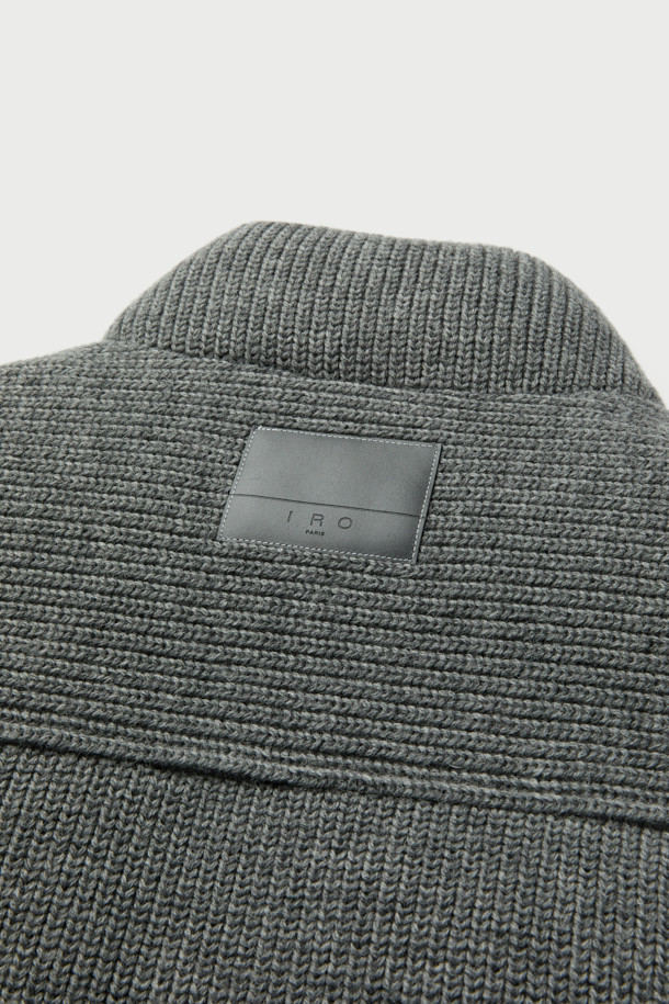 Flocon(플로콘) 니트 다운 베스트는 가을, 겨울 시즌에 어울리는 아우터입니다. 이태리 CARMIGNANO(카르미냐노)사 멜란지 울 니트 소재와 90/10 구스다운 충전재를 사용하여 보온성과 부드러운 촉감을 동시에 제공합니다. 무지 디자인에 그레이 컬러, 세미 오버핏으로 제작되어 출근룩, 모임룩 등 다양한 TPO에 활용 가능하며 클래식, 미니멀, 캐주얼 스타일을 연출하기 좋습니다. 민소매, 집업 여밈 방식에 절개라인과 하단 스트링 디테일로 포인트를 더했습니다.
