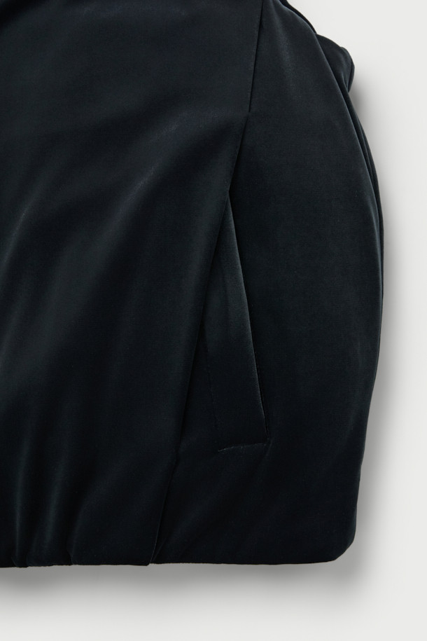 Douceur(두셰르) 벨벳 다운 베스트는 겨울철 따뜻함과 스타일을 동시에 잡을 수 있는 여성 및 남성용 아우터입니다. 부드러운 벨벳 소재와 구스다운 90/10 충전재를 사용하여 뛰어난 보온성을 제공하며, 오버핏 디자인으로 편안한 착용감을 선사합니다. 무지 블랙 컬러로 어떤 룩에도 쉽게 매치할 수 있으며, 넓은 암홀과 턱 디테일이 돋보입니다. 레귤러 기장에 집업 여밈 방식으로 간편하게 착용 가능하며, 미니멀하고 클래식한 스타일을 연출하기 좋습니다. 안감 또한 구스다운 충전재를 사용하여 더욱 포근한 착용감을 느끼실 수 있습니다.
